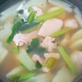 丸大根と里芋と小松菜と鶏もも肉の和風スープ